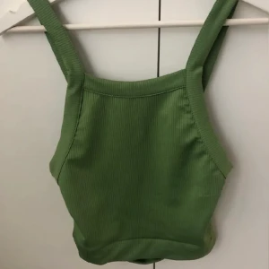 Grön topp - Grönt linne från NA-KD. I fint skick💚