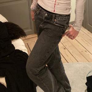 Säljer mina gråa dassiga jeans!!💋💐(straight)💯 säljer på grund av att jag börjar gilla bootcut mer!❤️💐 Köpta för 400kr på H&M! Säljer för 100kr!!💐❤️💋storlek 34!!💐❤️ om mer information eller bilder önskas är det bara att meddela!! Pris går att diskutera❤️❤️