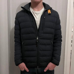Parajumpers jacka - Parajumpers jacka | Skick: 9/10 | Strl S men passar även M | Modellen är ca 182 cm lång | Pris - 1399kr | Hör av dig vid minsta fråga eller fundering!