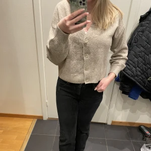 Vero Moda kofta - Beige Vero Moda kofta i bra skick. Säljer då den inte kommer till användning. Skriv om ni har några frågor😊
