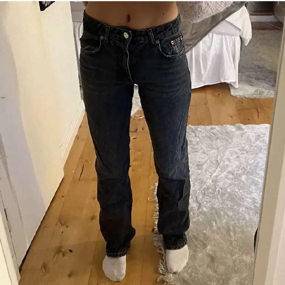 Jag säljer dessa jeans från zara de är mörkgrå/ svarta har använt de fåtal gånger och ser ut som nya💞  skicka om ni vill ha mer bilder. Jeans & Byxor.