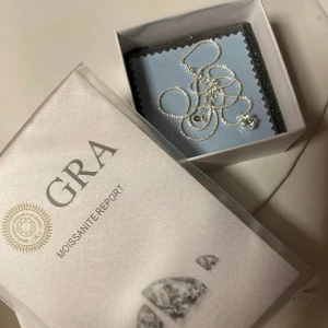 Diamant Halsband  - Hej,   Säljer en äkta diamant halsband. Väldigt fin. Ifall man är intresserad så ger jag priser 800kr. Priset kan diskuteras! Dm för frågor och funderingar! 