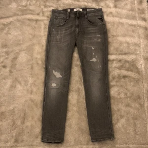 Replay jeans - Gråa Replay Anbass i storlek W31 L30 i perfekt skick. Kontakta gärna om ni har frågor eller funderingar gällande pris eller plagg.