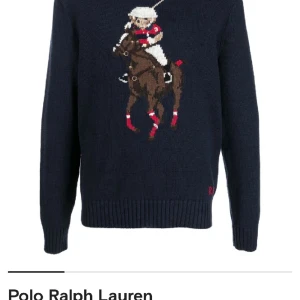 Ralph Lauren tröja - Intressekoll på min Ralph Louren tröja. Använda fåtal gånger. Säljer pågrund av att den inte kommer till användning.  Köpte för 4 300. Säljer för 3500❤️❤️ Kontakta för egna bilder!  Storleken är xl eftersom den är i små storlekar men passar s/xs 