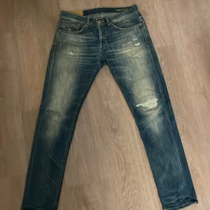 Dondup jeans  - Tja säljer nu mina fina dondup jeans i storlek 33, d är i toppen skick. Skriv vid intresse!