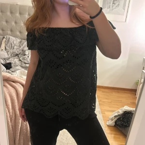 Söt svart topp - Söt topp med volang men som tyvärr inte kommer till användning💗