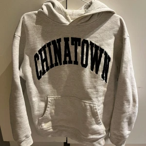 Chinatown Market Hoodie - Kommer sällan till användning längre, okej skick. Lappen säger M men passar som S