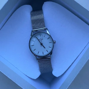 Armbandsur  - Supersöt klocka i silver från albrekts guld. Aldrig använd, ny skick.