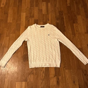 Morris tröja - Säljer en elegant vit Morris-tröja med rund hals i utmärkt skick. Ursprungligt inköpspris var 1699 kronor, nu tillgänglig för endast 549 kronor. Tröjan är självklart av äkta kvalitet.