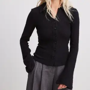 Säljer denna jätte fina svarta kofta/tröja från Zalando då jag köpte i fel storlek. Den är helt ny och har prislappen kvar. Den är i storlek M. Tröjan har utsvängda armar!! Köptes för 760kr säljer för 350kr!! Kom privat för frågor!! 💕