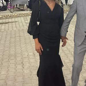 Svart bröllops/bal klänning - Svart klänning i storlek S. Väldig snygg och använt dem 1 gång på ett bröllop.