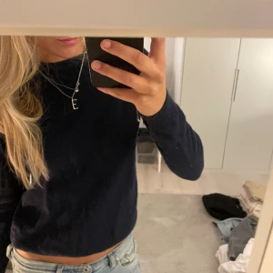 Mörkblå tröja  - Mörkblå tröja 