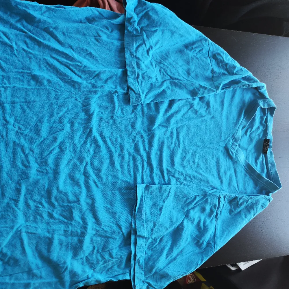 Blå t-shirt, köpt på Second Hand, storlek XXL, flera hål i den från kattklor men inte jätte synliga, använt mycket men bra skick bortsett från hålen. Köparen betalar för frakten. Skicka ett pm om du undrar något! :)). T-shirts.