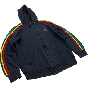 Adidas Zip-Up Hoodie Rasta - Svart zipup huvtröja från Adidas med rasta färger. Storlek L, ställ gärna frågor!😊