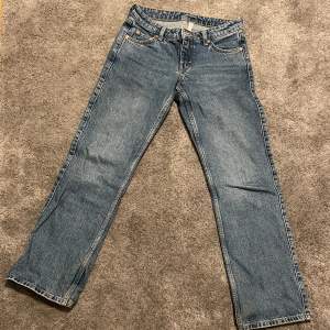 Ljusblåa low waisted jeans från weekday i storlek 25/32. Använda 1 gång men säljer då de ej passade i midjan. Skriv gärna vid intresse och kan sänka vid snabbt köp
