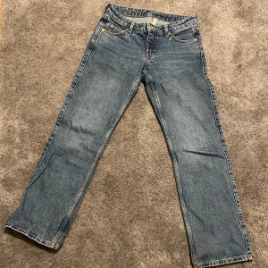 Blåa weekday Jeans  - Ljusblåa low waisted jeans från weekday i storlek 25/32. Använda 1 gång men säljer då de ej passade i midjan. Skriv gärna vid intresse och kan sänka vid snabbt köp
