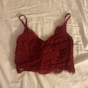 Kort topp  - Liten söt mörk röd topp. Den är väl använd men inget fel på den. Den är ganska kort