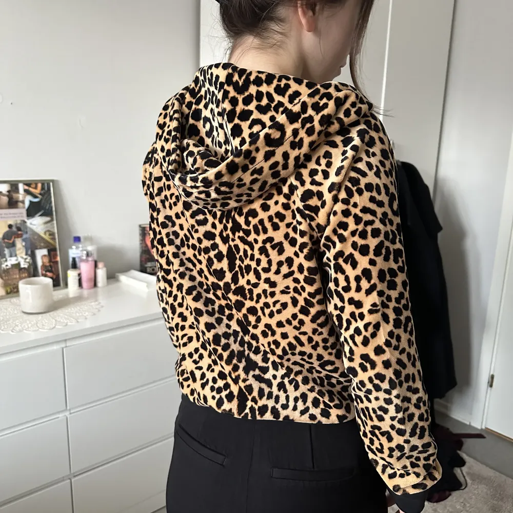 Juicy couture i leopard som tyvärr inte kommer till användning, köpt för cirka 900kr (Finns ej kvar i deras sortiment) . Hoodies.
