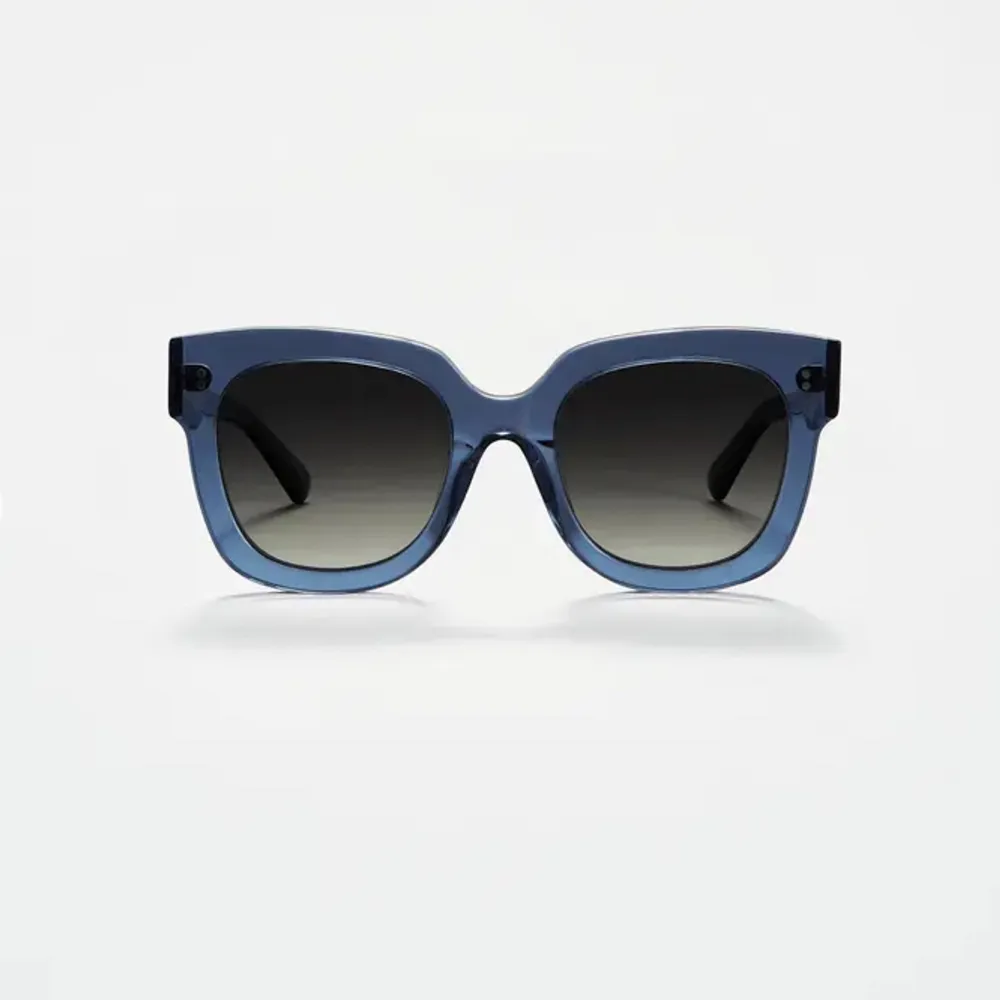 Säljer mina blåa, as snygga Chimi solglasögon i modellen 008. Har använts ca 4 gånger. De är helt slutsålda. Kom privat för frågor🤍🤍. Accessoarer.