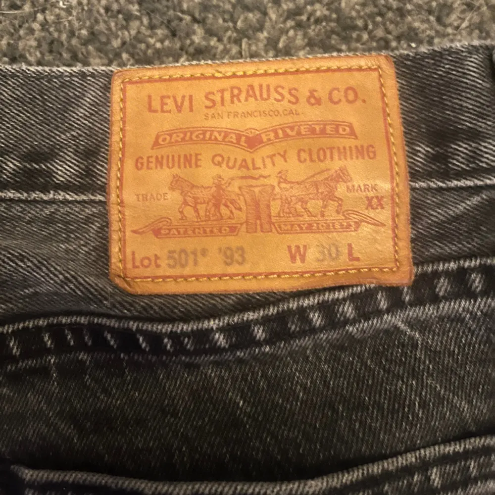 Ett par Levis 501 jeans med snygg tvätt.  Skick 9/10 W 30  L 30. Jeans & Byxor.