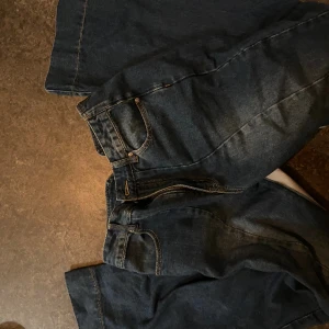 vintage jeans - jeans köpta på second hand i london som tyvärr är för små för mig. skulle säga att dom typ är i storlek 36/38 beroende på hur högt man vill att dom ska sitta. bra skick och har inga tydliga skavanker. kan tänka mig att diskutera pris