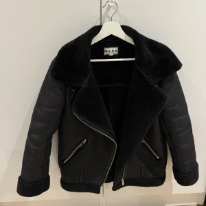 Jacka NA-KD (Klassisk pilotjacka med bondat material) - Säljer en oversize jacka från NA-KD i storlek 34, passar mig som har S/M. Jättefint skick, endast använd fåtal gånger. Nypris 999kr, kan gå ner i pris vid smidig affär☺️