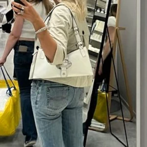 Guess väska - Säljer min guess väska i väldigt bra skick! Den är köpt vintage så är lite osäker på om den är äkta men jag ser inget som tyder på att den inte är det! Hör av dig för fler bilder, köparen står för frakten💋
