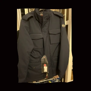 Colmar Vinterjacka  - En jättefin marinblå vinterjacka från colmar. Fick den i present men har tyvärr aldrig haft tillfälle att använda då den varit för stor i storlek Oanvänd med lapparna kvar Storlek 48  Passar S/M Nypris 5000kr Pris kan diskuteras  