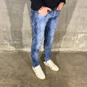 Replay anbass jeans i färgen blå. Storlek 31/32 och modellen på bilden är 182 cm. Fint skick, köp för endast 599kr