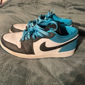 Jordan 1 laser blue low  - Använda en sommar som sulan av skon visar men tyvärr har dem fått lite slitage på bla skosnöre hålen (syns på bild 2&3). Schyssta sjukt snygga skor som har myxket kvar och ge. Funderingar eller önskar fler bilder? tveka ej på att höra av dig🙌🏽