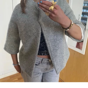 Trekvartsärmad kappa - Säljer min så fina Trekvartsärmade kappa köpt av en tjej här på plick❤️ den är i jättebra kvalitet och perfket till våren🙏 det är ingen lapp på storlek men skulle säga s-m