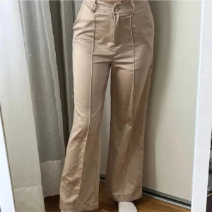 Satin byxor 😍 - Köpte den av Felicia (fillesnorr) på TikTok. Men dem var lite för korta för mig 🫶🏻 dem är ljusa och fina så tunna att dem är okej att ha en kallare sommar dag men parfekt nu till våren🤩