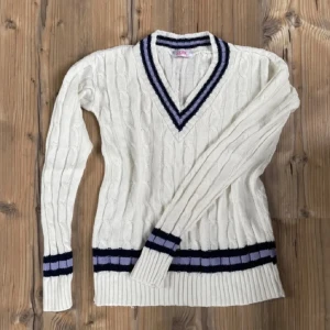 Vit stickad med blåa ränder - Meowwww inga hål elr fläck 