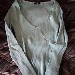 Ribbstickad tröja  - Fint skick, nästan aldrig använd! Det är en liten slits i armarna 💓