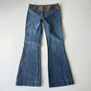 Vintage lågmidjade bootcut jeans med coolt bälte / midjan från Next. Midjemått: 76 cm. Innerbenslängd: 79 cm. Storlek 38, passar mer storlek 36. Inga defekter! Skriv privat för bilder och mer mått 💘