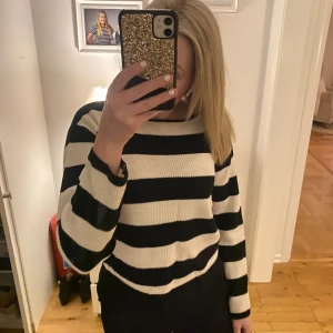 Finstickad randig tröja - En finstickad tröja ifrån hm🖤🤍 oanvänd, i nyskick!! Skriv om ni undrar nått🫶🏼