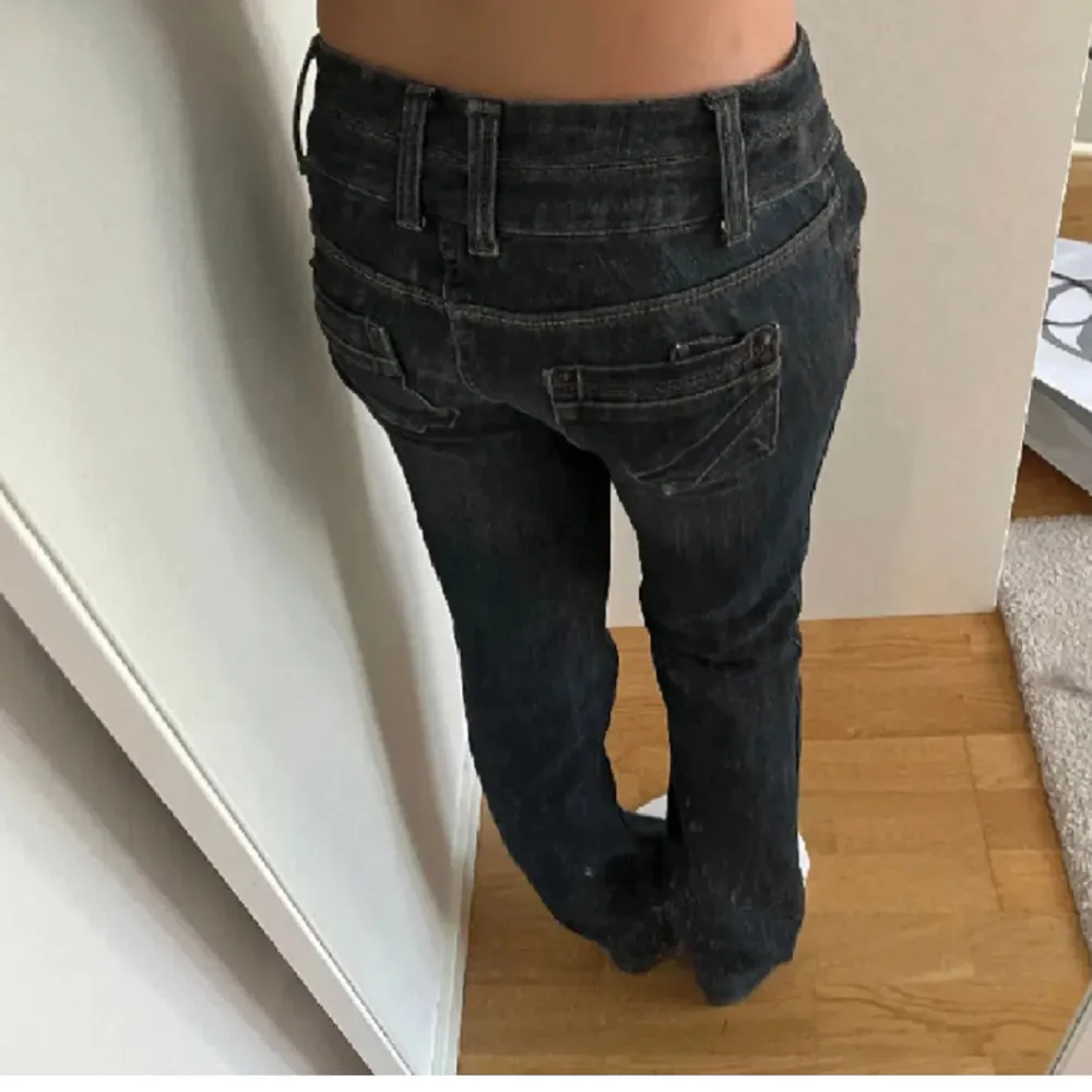 Säljer dessa super fina low waist jeans!!⭐️.köpta här på plick men var tyvärr för små för mig.bilderna är lånade.midjemått rakt över 38cm.innerbenslängd 75.ytterbenslängd 95.skriv gärna till mig om funderingar 💕. Jeans & Byxor.