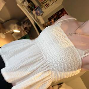 säljer mitt vita vår/sommar linne från Gina, är i bra skick men använder aldrig❤️ hör av dig vid frågor eller mera bilder