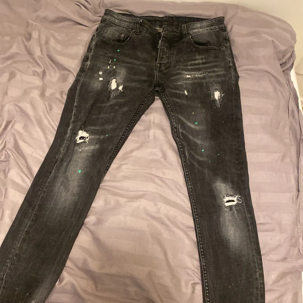 Jag säljer mina dsquared jeans för att dom är för små på mig. Bra skick har inte använt dom på länge.. Jeans & Byxor.