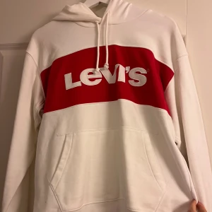 Hoodie  - Säljer min super fina Levis hoodie, köpt i butik och är i super bra skick! Den är lite oversize så skulle passa XS-M. 