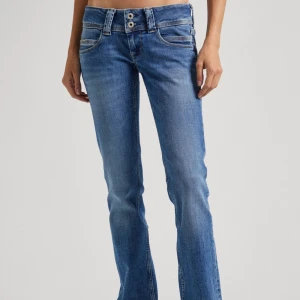 Pepe Jeans - Säljer dehär lågmidjade pepe jeansen för att de är för stora i midjan❤️ orginalpris är 1000 men jag säljer för 500! Köpte nyligen och inte använda på mycket.