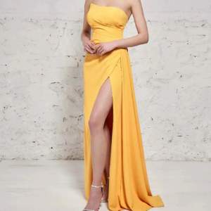 orange klänning använt endast en gång, köpt för 4200.❤️