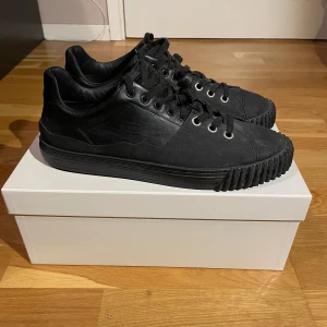 Maison Margiela Evolution Low Top Sneakers - Trendiga och fräscha Margielas! Använda endast ett fåtal gånger pga fel storlek Lite smuts på ovansidan som lätt går bort med lite vatten bara! 