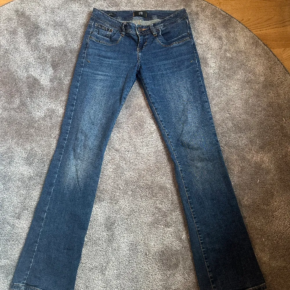 Säljer dessa superfina lågmidjade jeans från LTB i storlek W27 L32, de är i superbra skick och knappt använda då de är för korta på mig som är 1,68 och även lite för stora i midjan.💗. Jeans & Byxor.