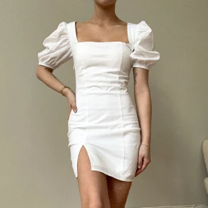 Studentklänning  - Säljer denna superfina studentklänning åt en vän! Jag på bilden är 162cm och har vanligtvis storlek xs 💞 Inga defekter eller liknande 