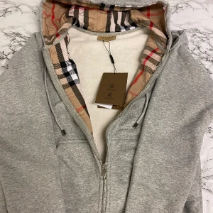 Burburry zip hoodie  - Hej jag säljer min Burburry zip hoodie som är helt ny om du undrar efter not så de är bara och skriva till mig jag kan fixa mer bilder om du vill och vi kan diskutera priset hoppas vi hörs 🤙 