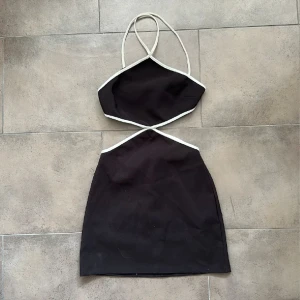 Klänning med cut outs - Säljer denna så fina klänningen från zara❤️ aldrig använt 