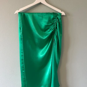 Satinkjol - Söt satinkjol med slits från Zara!! Skickar gärna fler bilder om det önskas💌