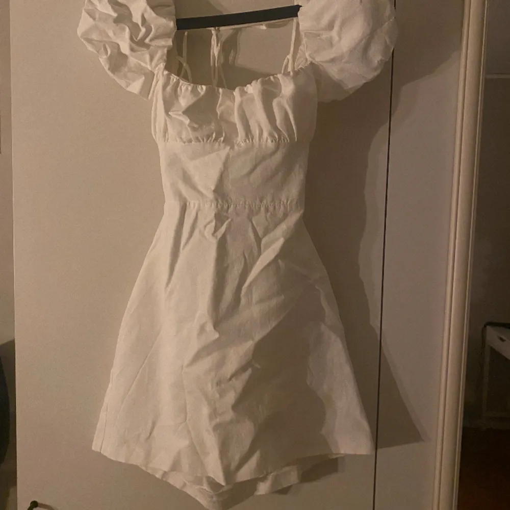 Superfin vit klänning med knytning i ryggen. Endast andvänd 1 gång så är i nyskick. . Klänningar.