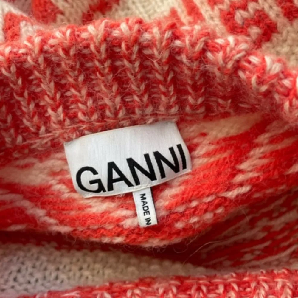 Stickad ulltröja från GANNI, använd fåtal gånger 🩷 Nypris 3750kr 1500 kr vid snabb affär! . Stickat.